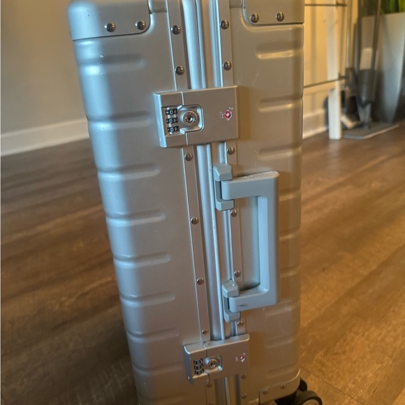 Valentino - Mario Valentino Authentic Aluminum-360’ Spinner Wheel LUGGAGE - Picture 4 of 5